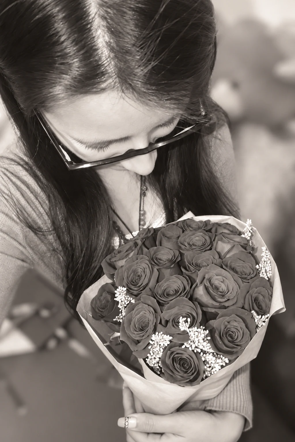 Karen contemplando un ramo de rosas