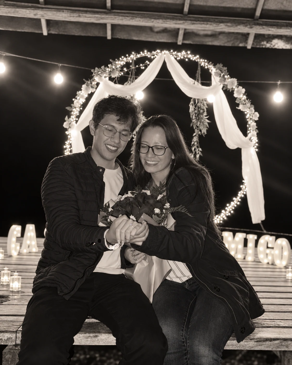 Karen y Damián celebrando juntos con un ramo de rosas